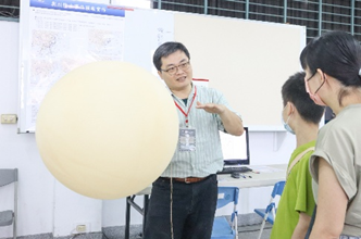 地科系研究生以研究角度、易懂的言詞向參觀民眾說明地科原理