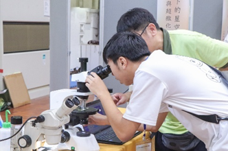 系慶活動除了校友聚會外,還包括各種有趣活動,早上有校友攤位展示,下午則有系上40年回顧和校友主題分享。