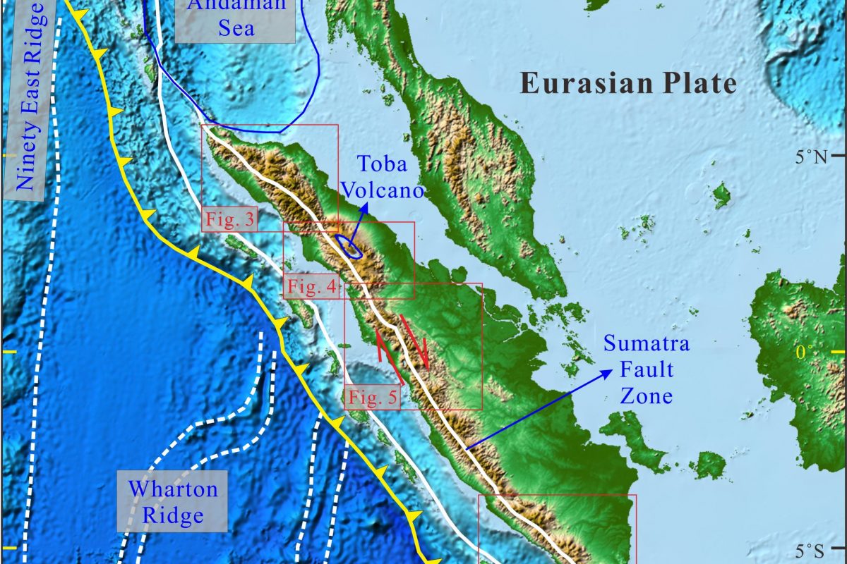 圖一
東南亞及鄰近地區的構造簡圖，紅色方塊表示樣本產地的四個區域。本研究中，從西到東為：西蘇門答臘、多峇地區、中蘇門答臘和東蘇門答臘。底圖來自NOAA的網站， https://ngdc.noaa.gov/mgg/global/relief/ETOPO1/image/。
